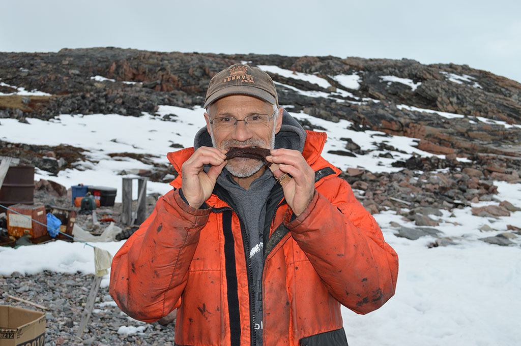 Pierre-Yves Daoust eating seal